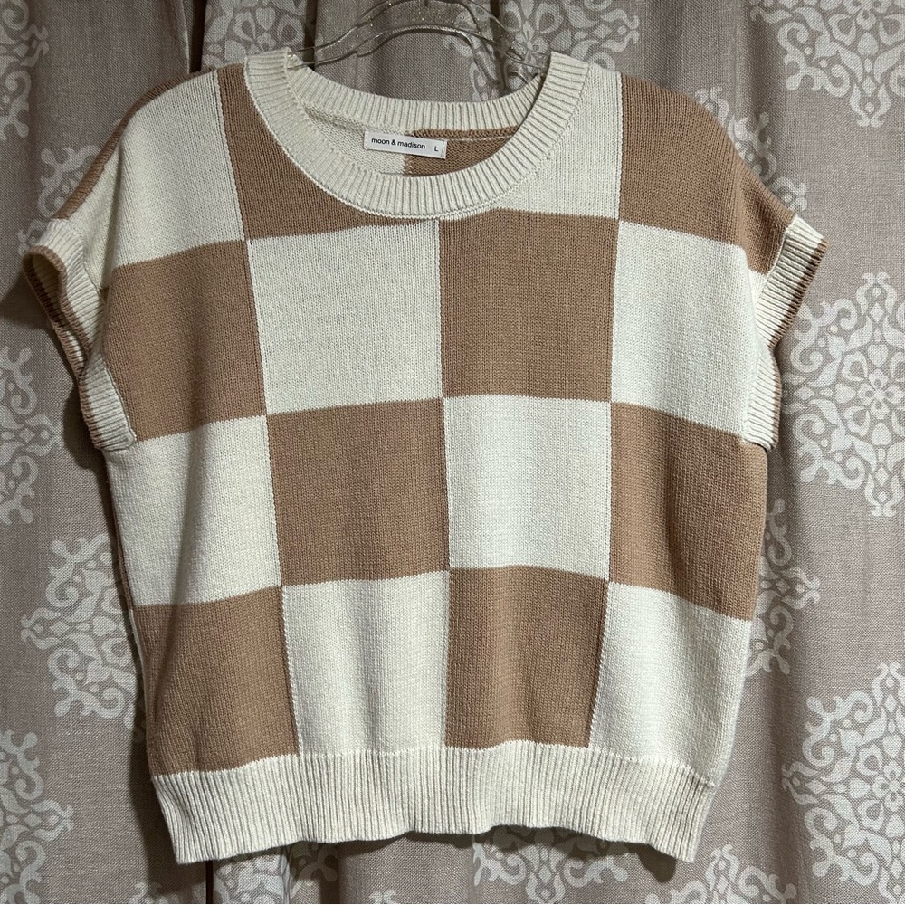 Moon & Madison Checkered Sleeveless Sweater – Trendy & Cozy